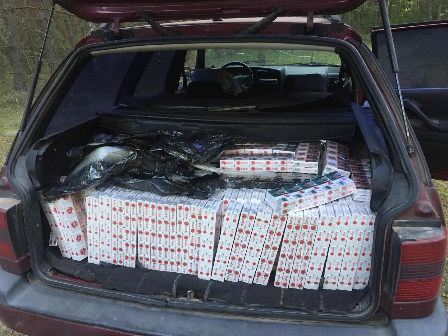 Ehkki autos viibinud kaks meest pääsesid põgenema, jäid ligi 60 000 salasigaretti politseinike kätte.