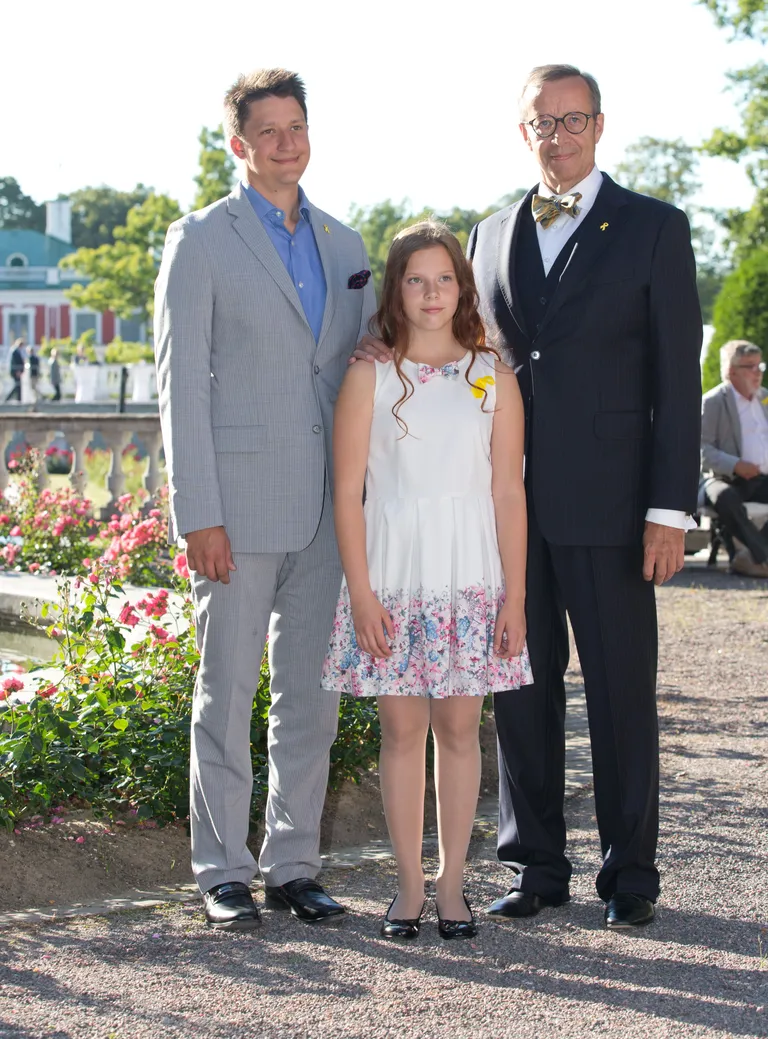 Kadrioru roosiaias toimus täna Eesti iseseisvuse taastamise 24. aastapäeva vastuvõtt. Luukas Ilves, Kadri Keiu ja Toomas Hendrik Ilves