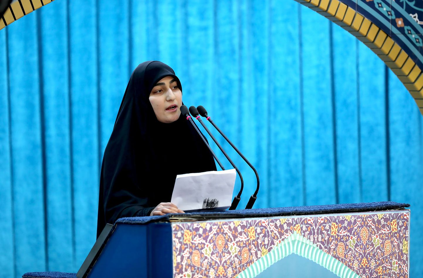 Kindrali tütar Zeinab Soleimani kõneles Teheranis mälestusteenistusel.