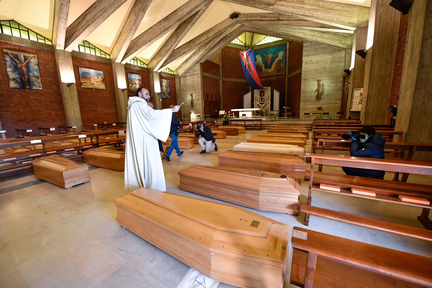 Koroonaviiruse ohvrite sargad Põhja-Itaalia ühes kirikus.