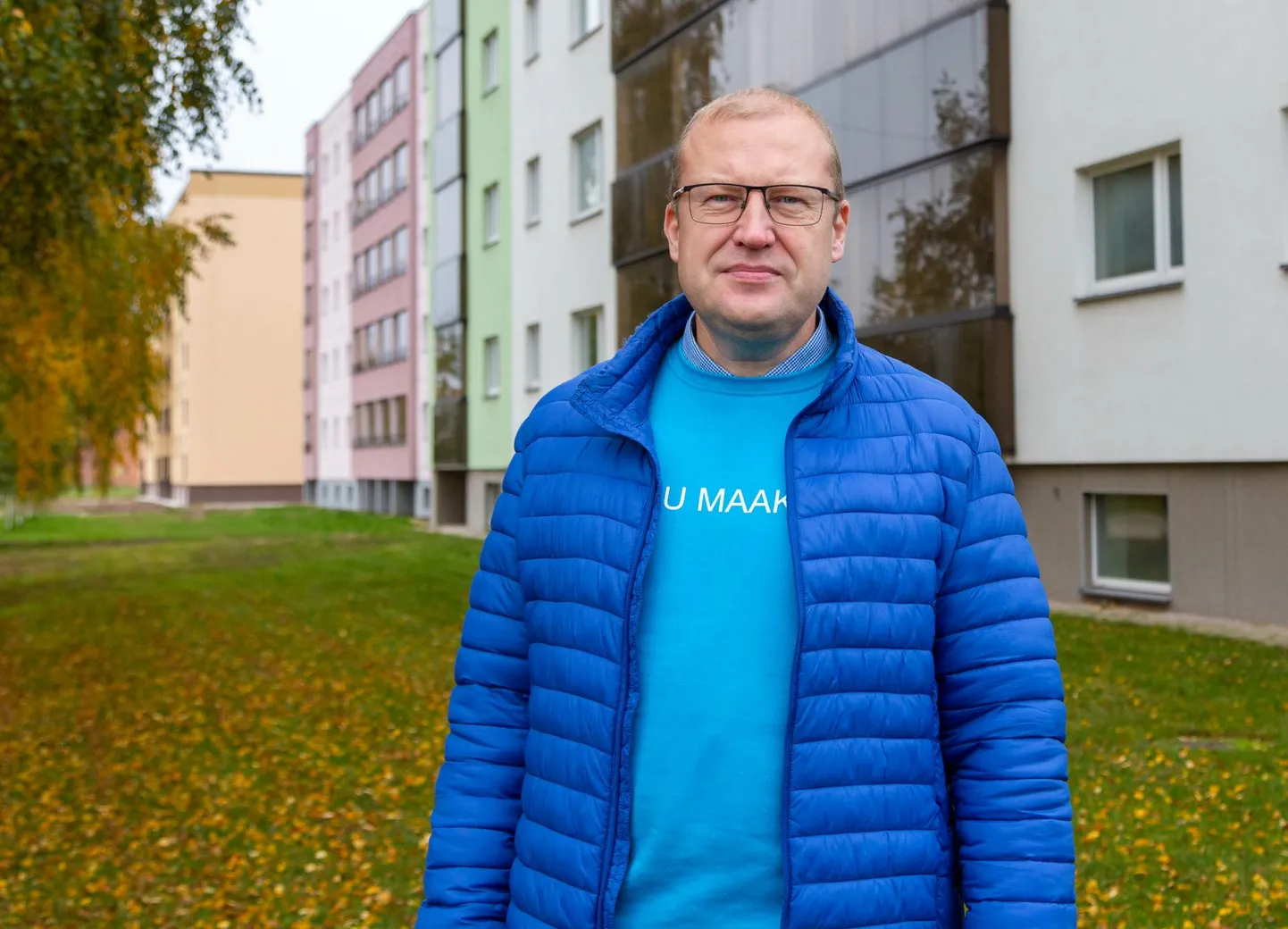 Jaanus Mark seisab Võrus Luha tänaval. Selles piirkonnas paistavad silma renoveeritud korterelamud.