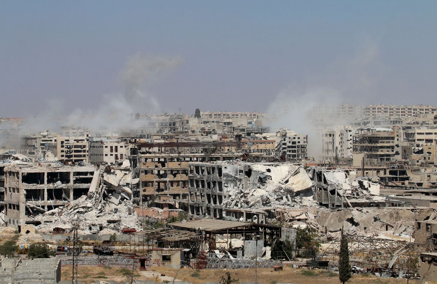 Aleppo linnapilt on täis mahajäätud ning puruks pommitatud hooneid. Pildil on Lemruni linnaosa Loode-Aleppos, kus valitsusväed opositsiooniga tulevahetust peab.