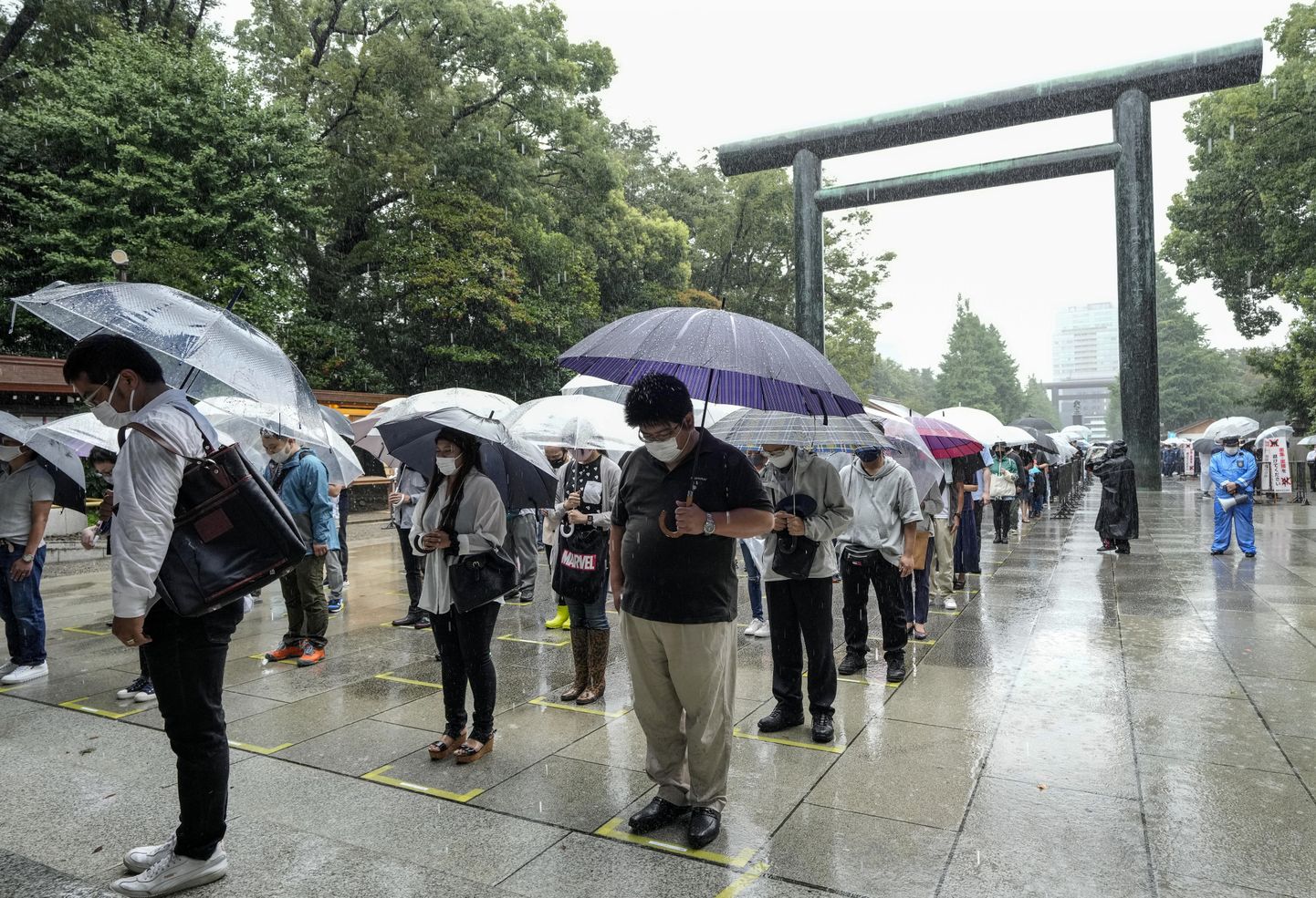 Jaapanlased Yasukuni templis sõjaohvreid mälestamas.