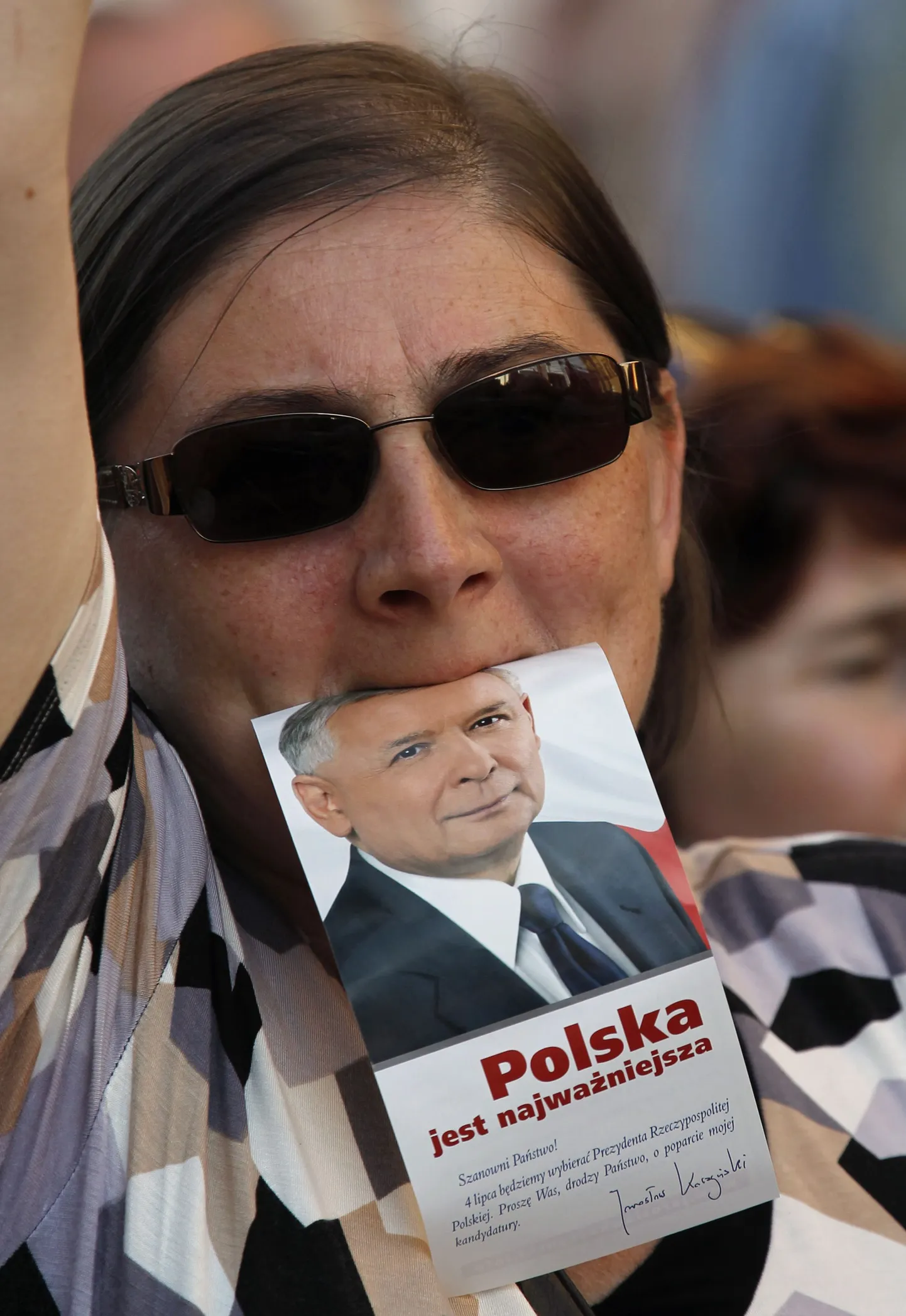 Женщина с предвыборной рекламой кандидата в президенты Польши Ярослава Качиньского.