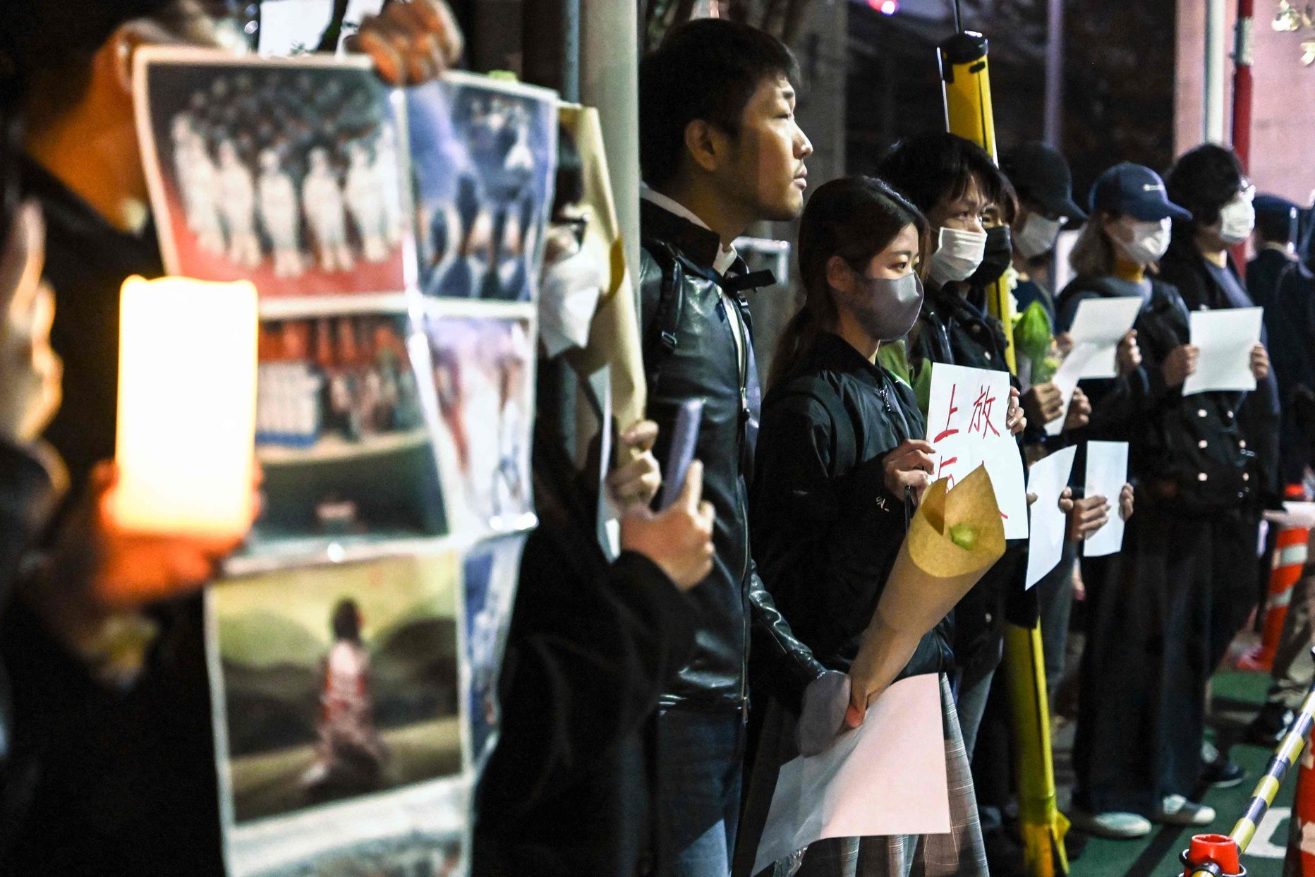 Rühm meeleavaldajaid koguneb Tokyos asuva Hiina saatkonna juurde rahumeelselt, et avaldada toetust Hiinas Pekingi karmide Covid-19 piirangute tõttu meeleavaldustel osalevatele inimestele.