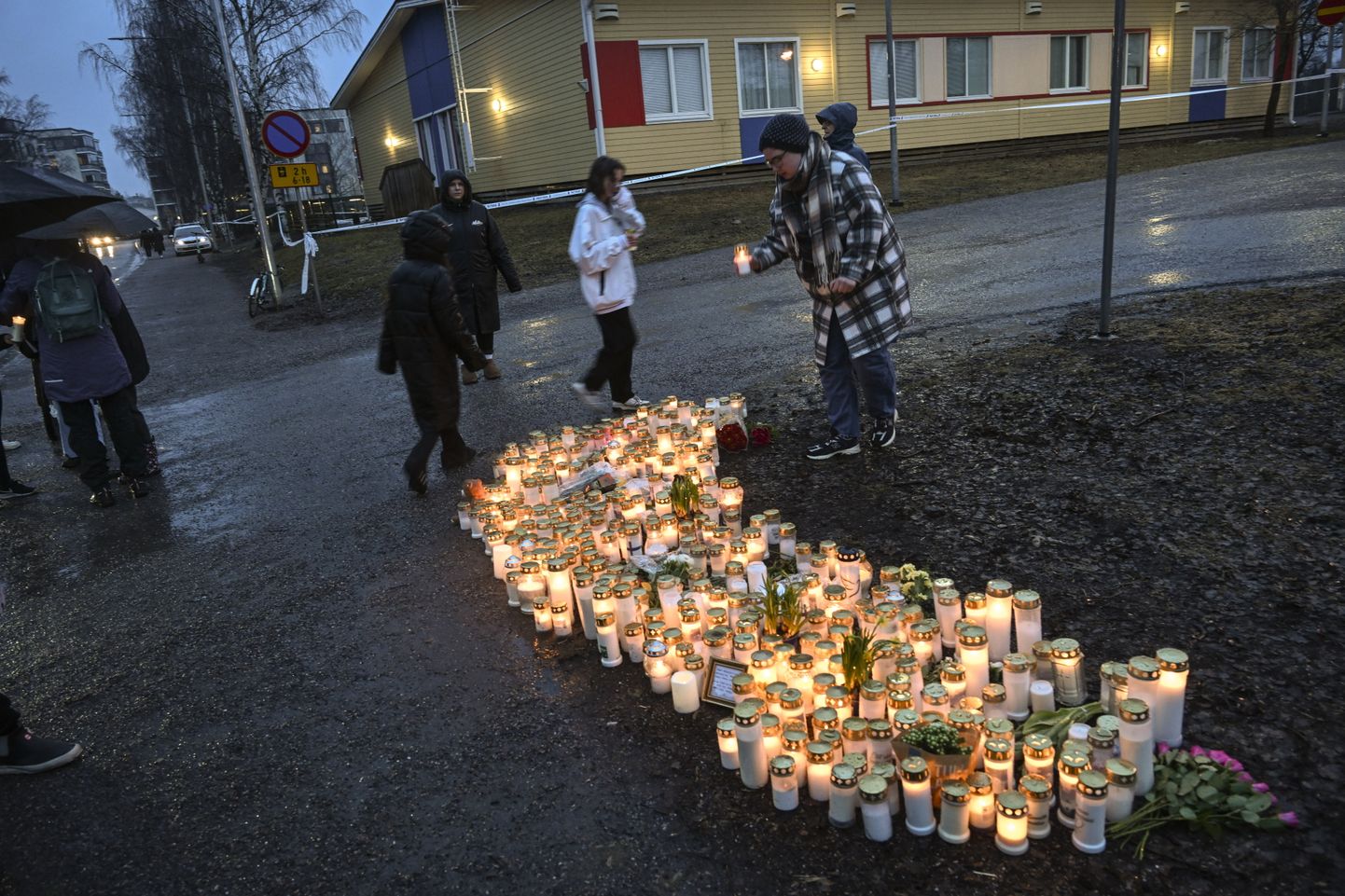 Soomes Vantaas Viertola koolis leidis 2. aprillil 2024 aset tulistamine, milles kaotas elu üks ja sai vigastada kaks last. Tulistaja on 12-aastane kuuenda klassi õpilane. Pildil on näha inimesi ohvri mälestuseks ja kannatanutele kaasatundmiseks küünlaid panemas.