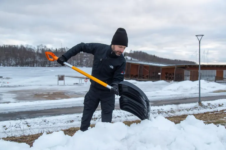 Itaalia päritolu arhitekt Stefano Dal Piva korrastas lumest vundamenti, seniks kuni jäätellised sobivat konsistentsi võtsid, et neist saaks ehitama hakata.