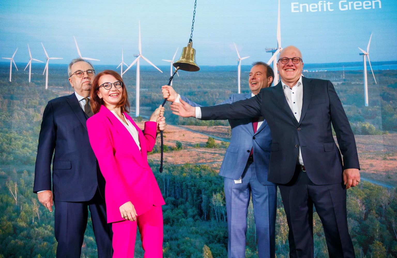 Enefit Greeni aktsia esimese kauplemispäeva tähistamine Energia avastuskeskuses. Vasakult Väino Kaldoja, Keit Pentus-Rosimannus, Hando Sutter ja Aavo Kärmas.