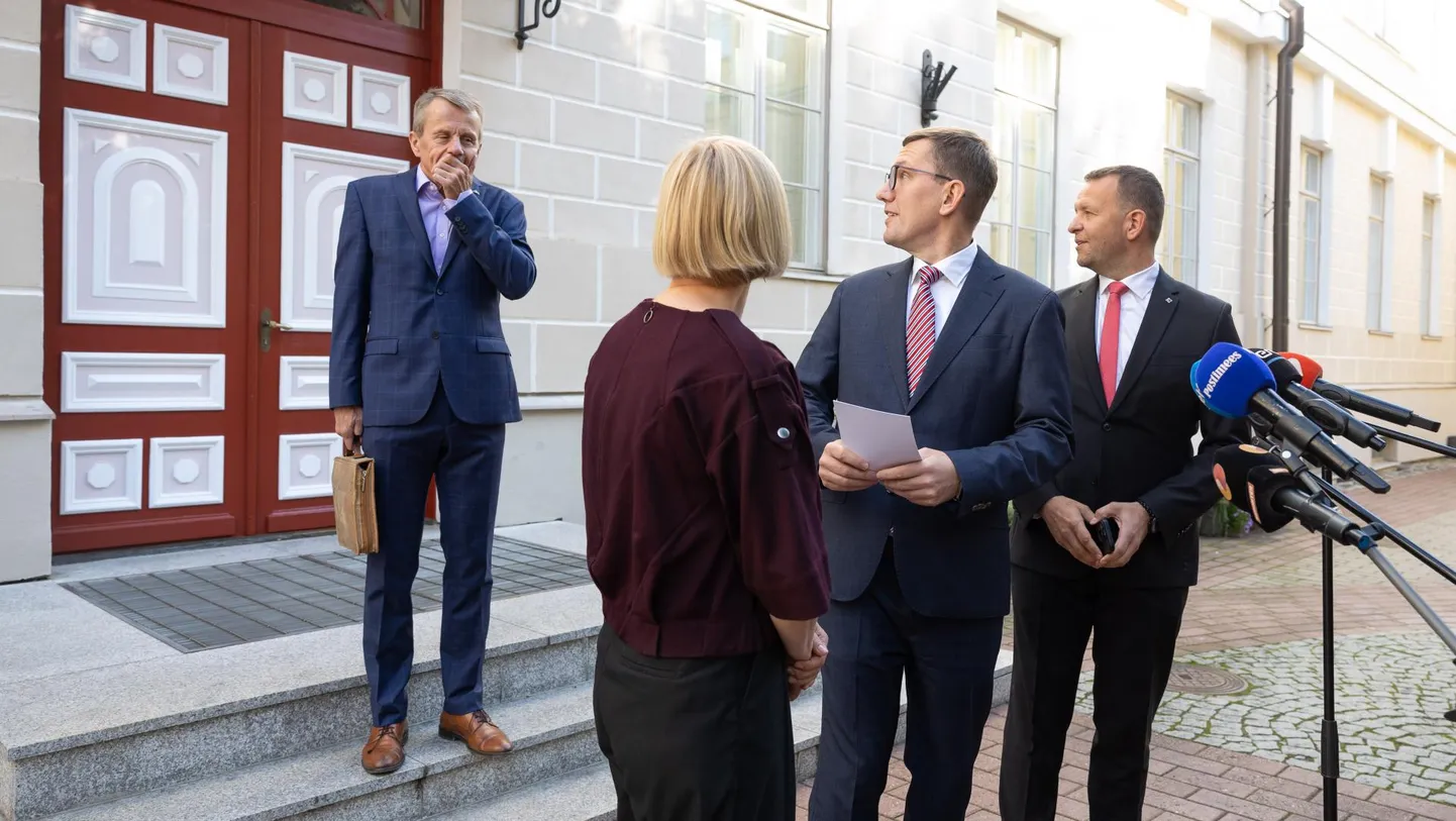 Eelarveteemaline pressikonverents teisipäeval. Taustal hiilinud rahandusminister Jürgen Ligi lõbustamas koalitsioonierakondade esimeeste meelt.