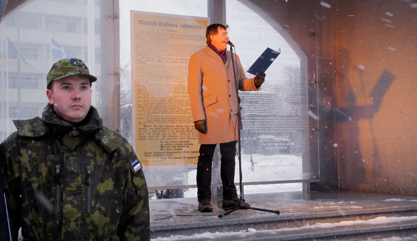 Iseseisvusmanifesti luges Pärnus Rüütli platsil vabariigi väljakuulutamise monumnendi juures ette näitleja Sepo Seeman.
