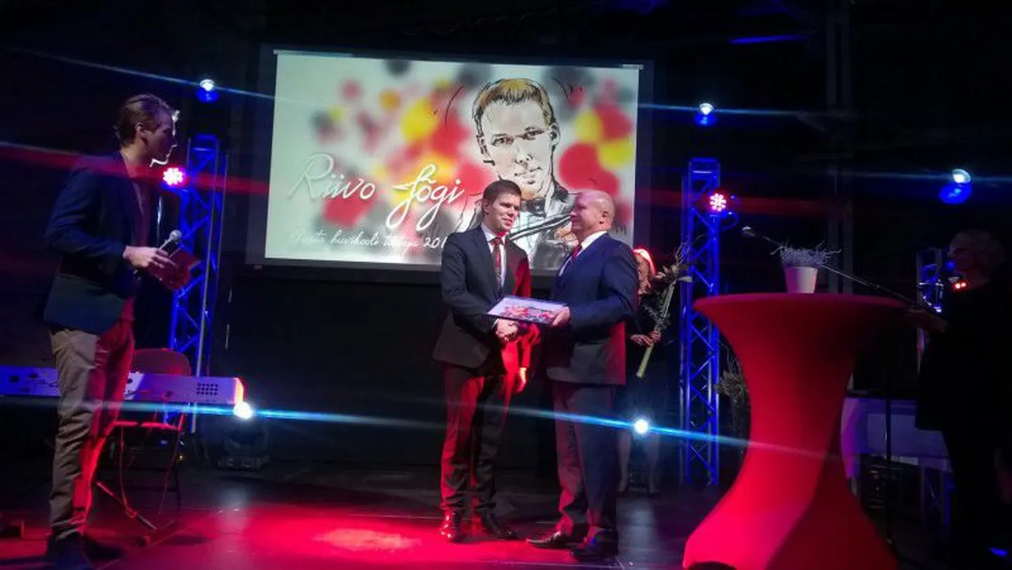 Aasta huvikooli töötajaks valitud Riivo Jõgi võtab vastu õnnesoovid ministeeriumi asekantsler Madis Lepajõelt.
