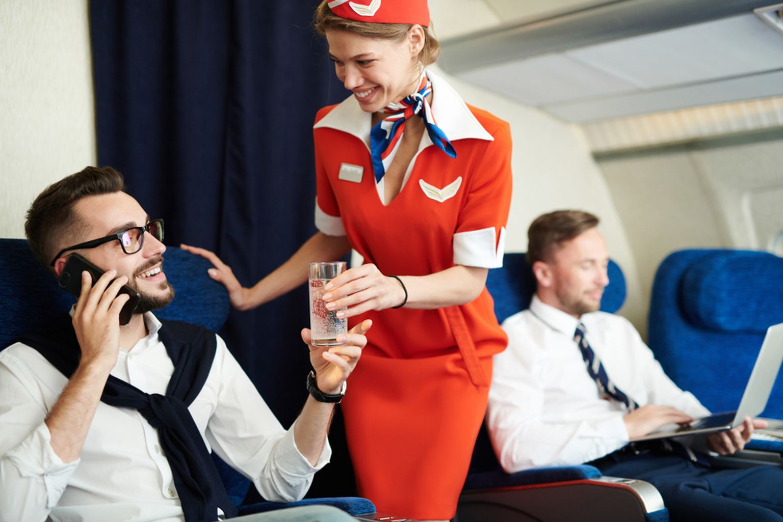 Reisija ja stjuardess. Pilt on illustratiivne.