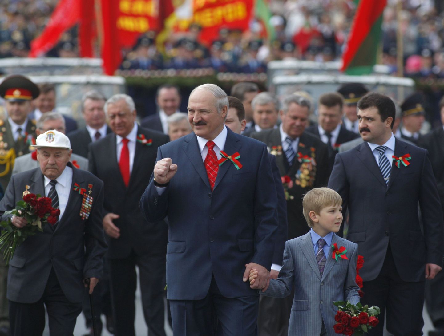 Valgevene president Aleksandr Lukašenka (keskel) on valuuta ostmisele karmid piirangud peale pannud.