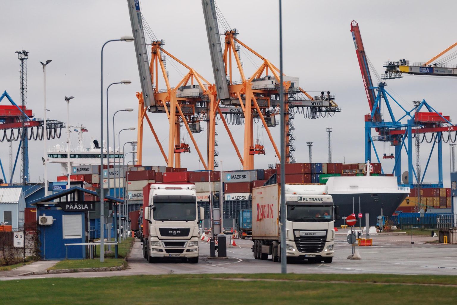В Эстонию через порт Мууга поступает значительно больше товаров, чем через любой другой порт. Здесь 29 пирсов общей длиной почти шесть с половиной километров.