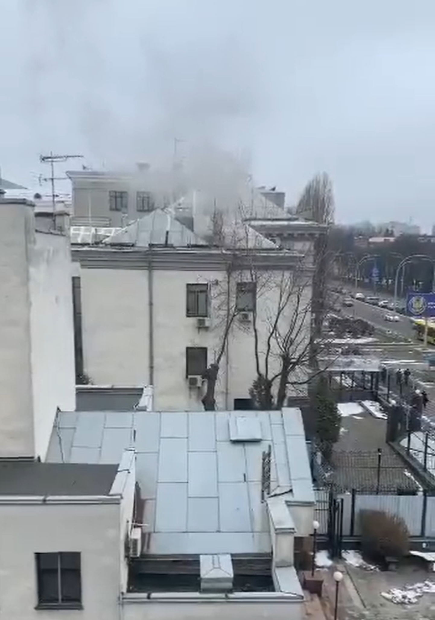 Venemaa Kiievi saatkonna korstnast märgati paksu suitsu tulevat, mis võib viidata, et venelased põletavad dokumente.