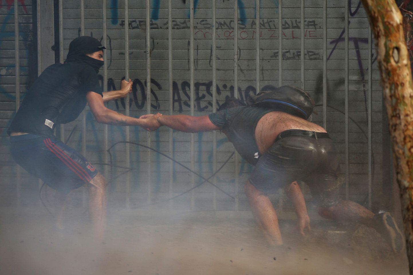Märulipolitsei veekahur tabab protestijaid Tšiili pealinnas Santiagos 18. jaanuaril 2020.