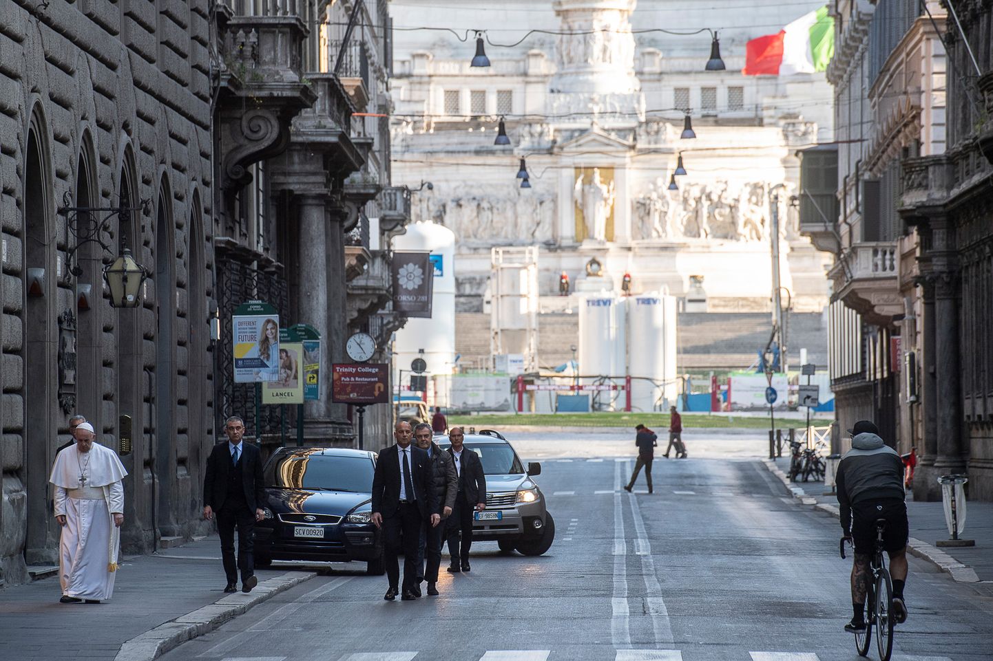 Paavst Franciscus koos ihukaitsjatega Rooma Via del Corsol