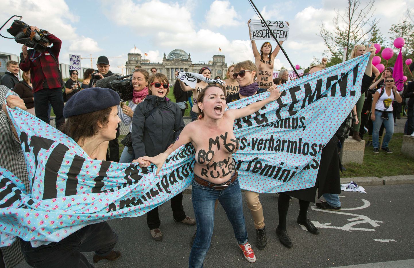 Активистка Femen в Берлине.