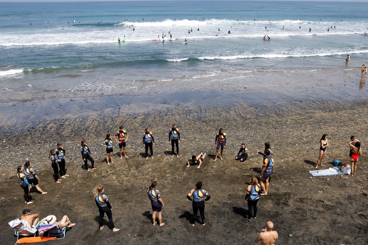 Turistid Las Palma rannas surfikoolis, 13. aprillil 2024. a.