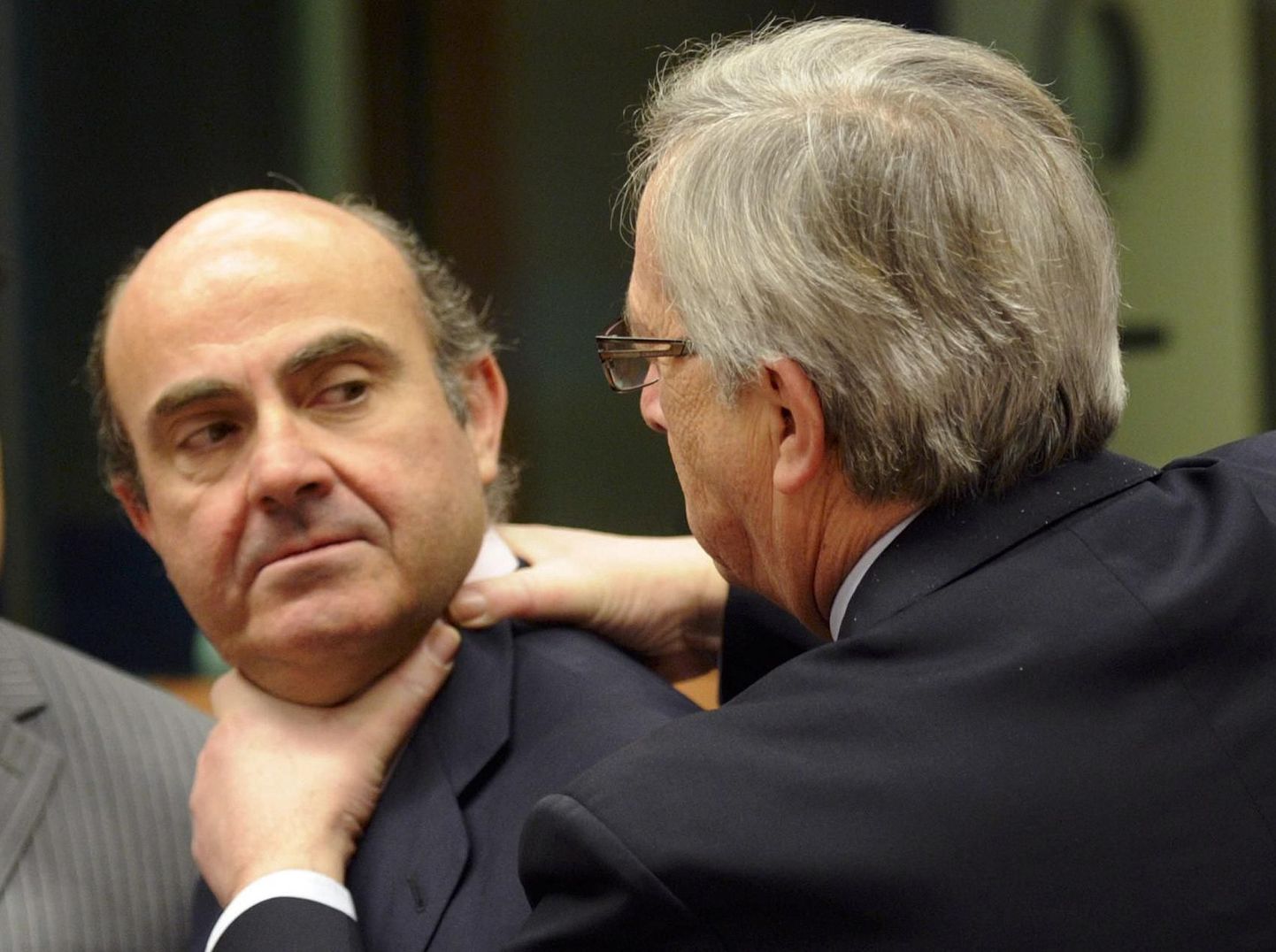 Kaamera ette on jäänud Hispaania rahandusminister Luis de Guindos (vasakul) ja Euroopa Komisjoni etteotsa pürgiv endine eurogrupi juht Jean-Claude Juncker.