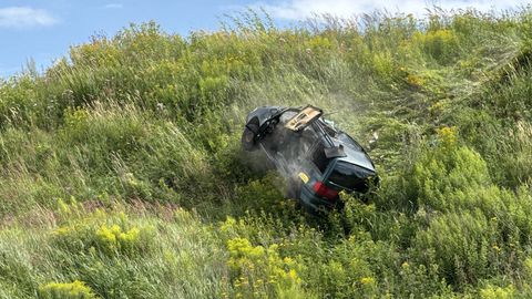 VIDEO JA GALERII ⟩ Sõiduauto kukerpallitas Raadil pervelt alla, kuid pääses oodatust kergemalt