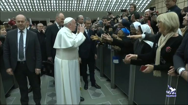 Paavst Franciscus viskas Vatikanis avalikul audientsil oma detsembrikuise käelöömisintsidendi üle nalja ja hiljem suudles ta nunna nunna