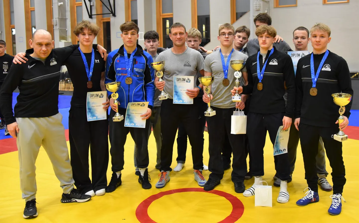 Viljandi Tuleviku maadlusklubi võitis U-20 vanuseklassis võistkondliku Eesti meistri tiitli ja neli individuaalset tiitlit. Nagu selgitas treener Rain Aleksandrov (keskel), on tiitlite taga järjepidev treening ja rahvusvahelised treeninglaagrid.