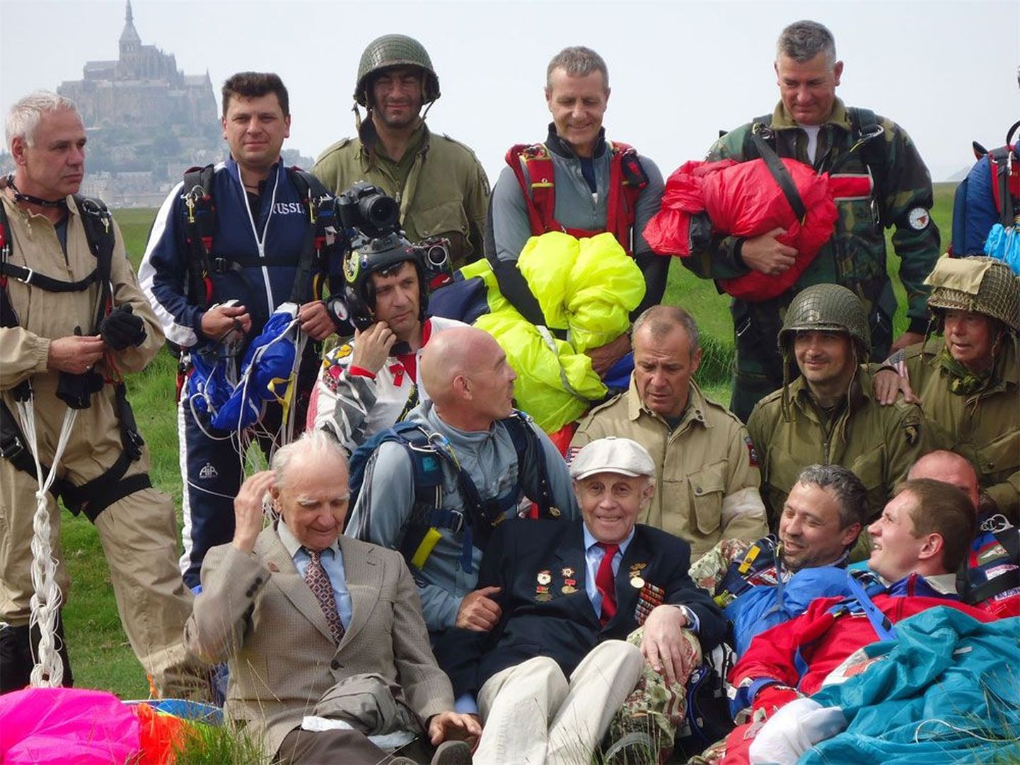 Эстонские ветераны войны Валентин Виллемсоо (слева в первом ряду) и Владимир Метелица (на фото рядом) среди парашютистов в районе острова Мон-Сен-Мишель в Нормандии.