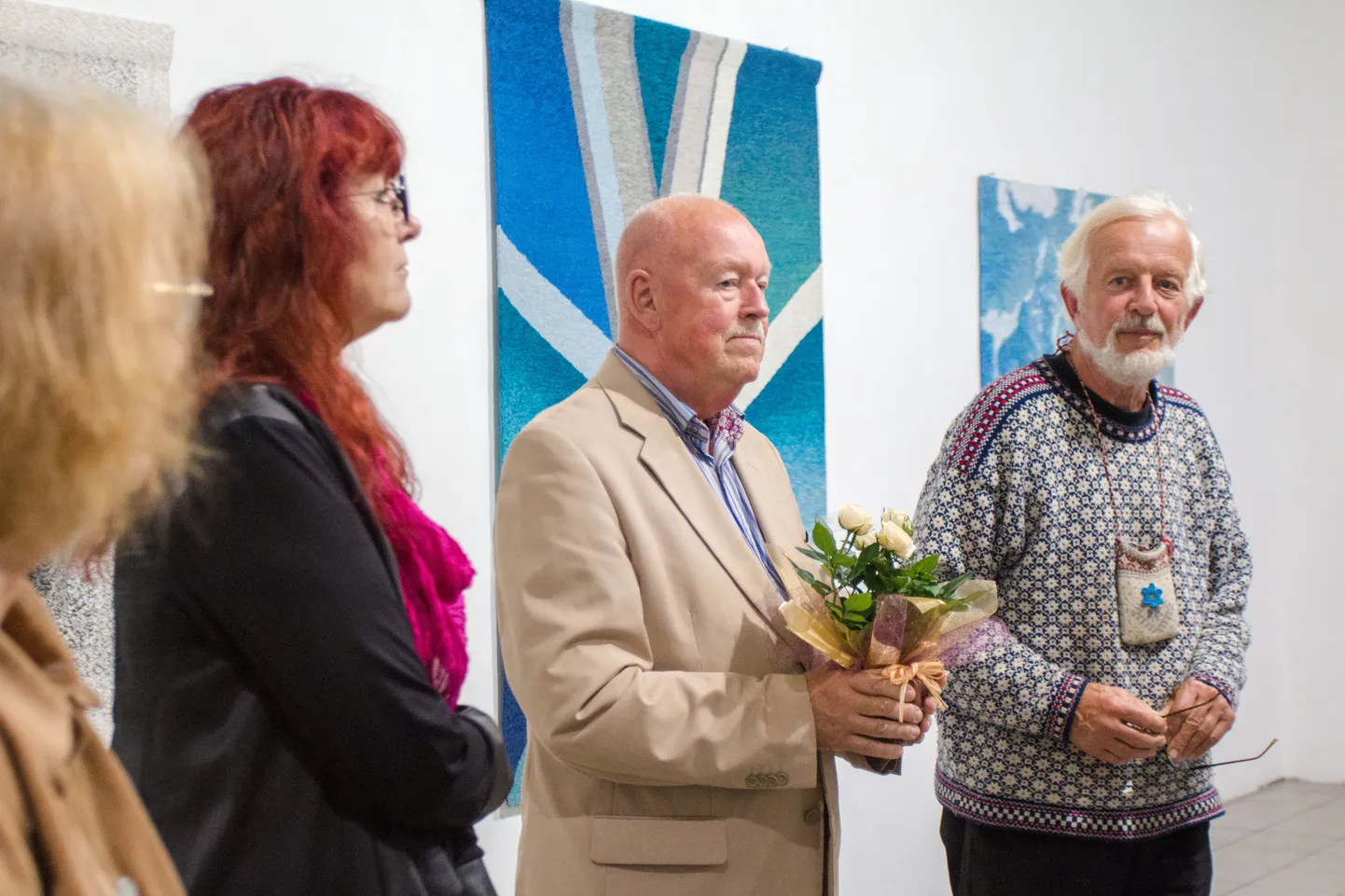 Tekstiilikunstnik Peeter Kuutma (keskel) näituse avamisel.