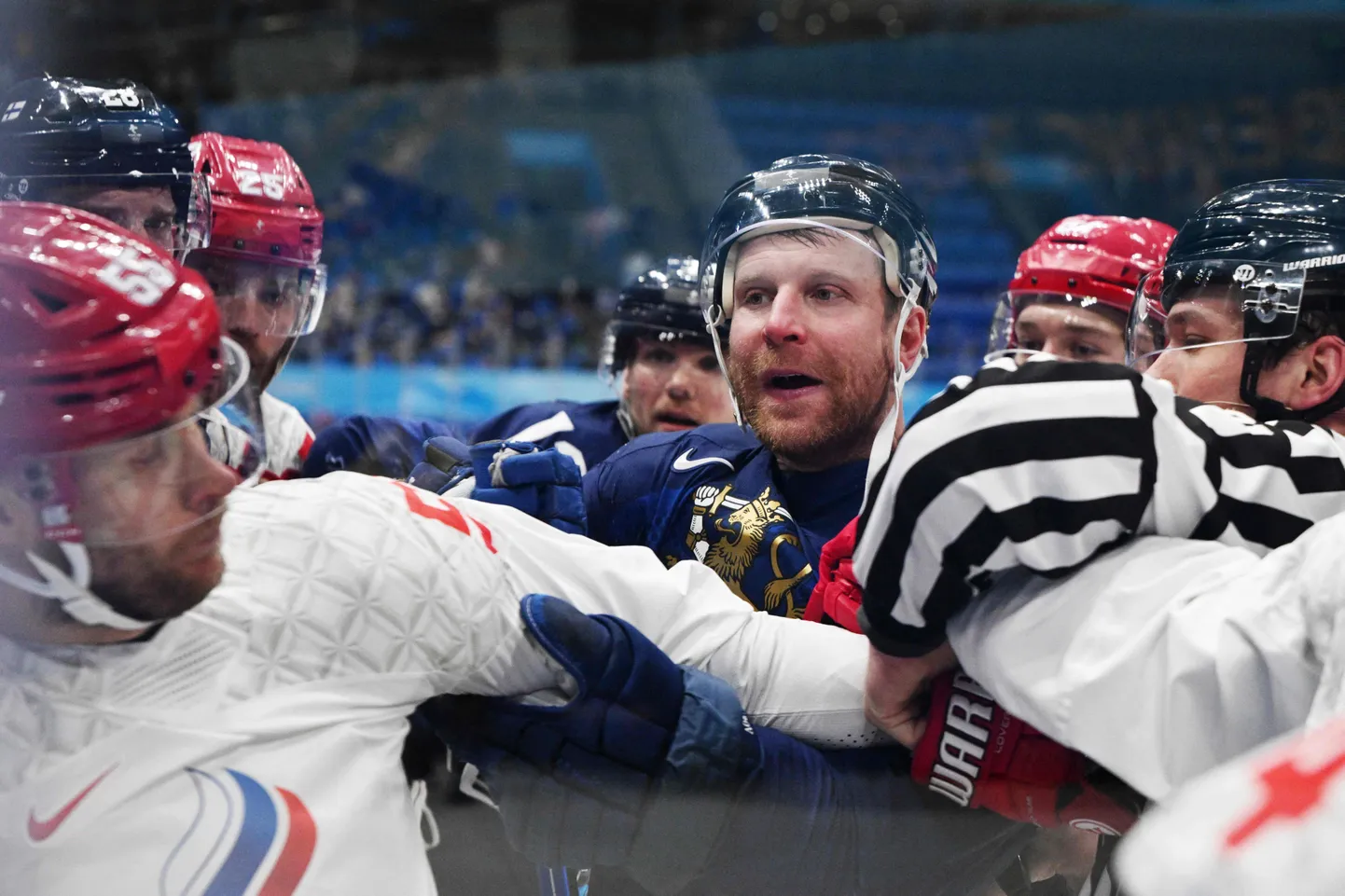 Leo Komarov (keskel) Pekingi olümpiamängude finaalmängus Venemaa olümpiakomitee koondisega.