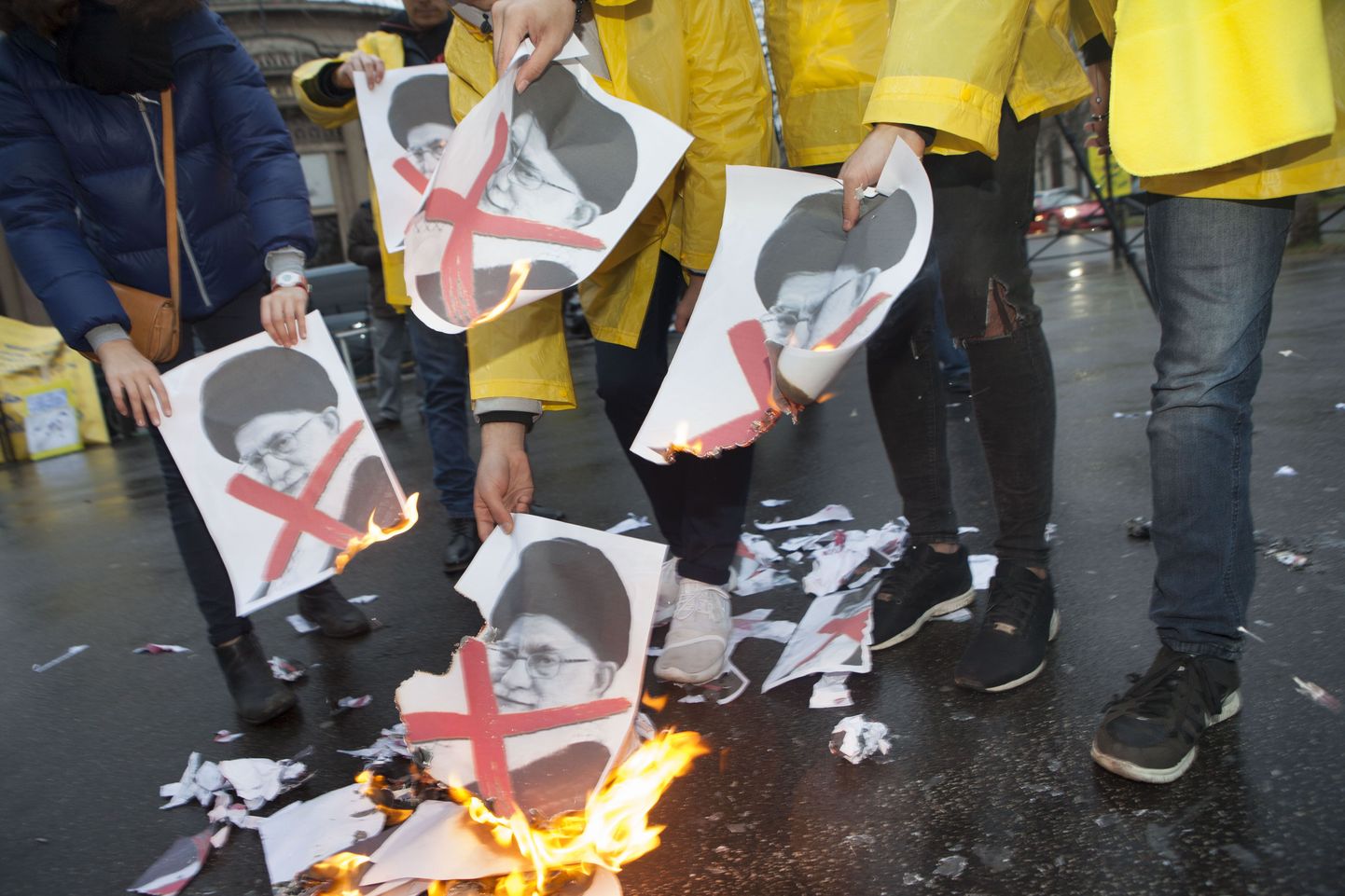Парижские иранцы тоже протестуют, сжигая портреты аятоллы.