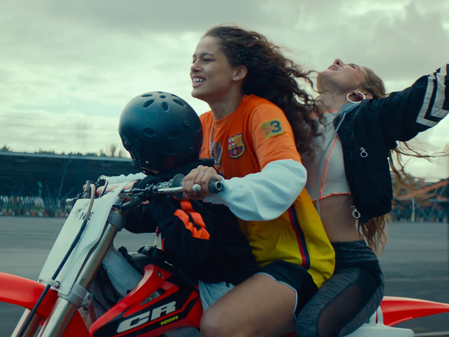 Lola Quivoroni debüütmängufilmis «Rodeo» riskivad eluga reaalsed mootorratturid