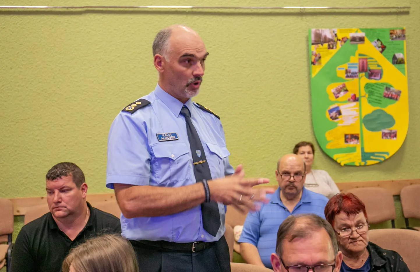 Avalikul arutelul tuli välja, et müra­uuringud ­pole politseikooli naabrite umbusku ­kuidagi ­kahandanud. Pildil võtab sõna õppeasutuse ­direktor Kalvi Almosen.