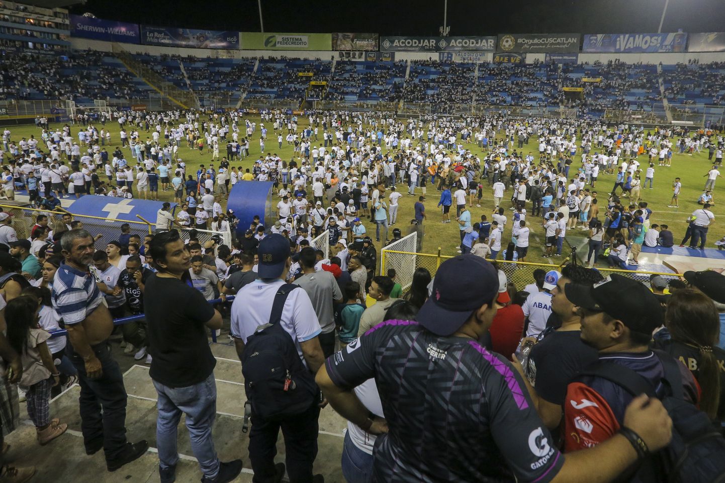 Jalgpallifännid San Salvadori staadionil, kus sai rüsinas surma üheksa inimest.