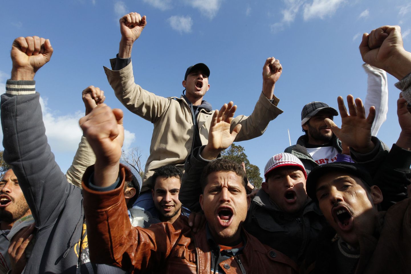 Tuneeslased ja egiptlased karjuvad hüüdlauseid Tuneesia-Liibüa piiril.