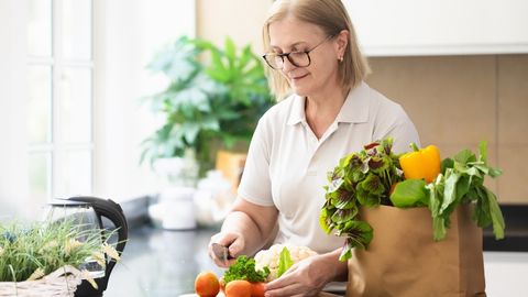 Kas sööd end eakaks? Uuring paljastas täpsed kellaajad, mil söömine kiirendab sinu vananemist