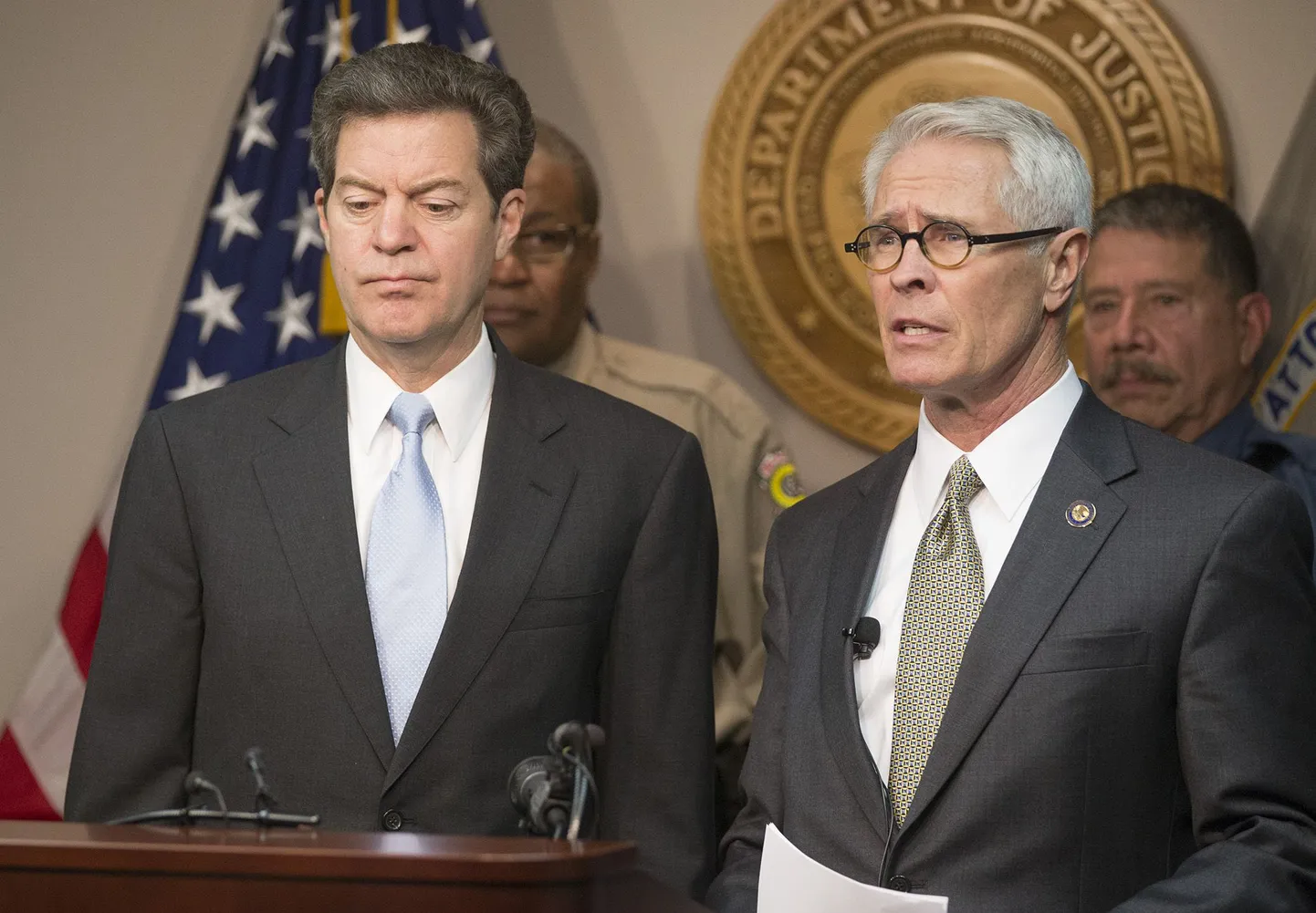 Kansase kuberner Sam Brownback ja prokurör Barry Grissom teatavad Terry Lee Loeweni vahistamisest.