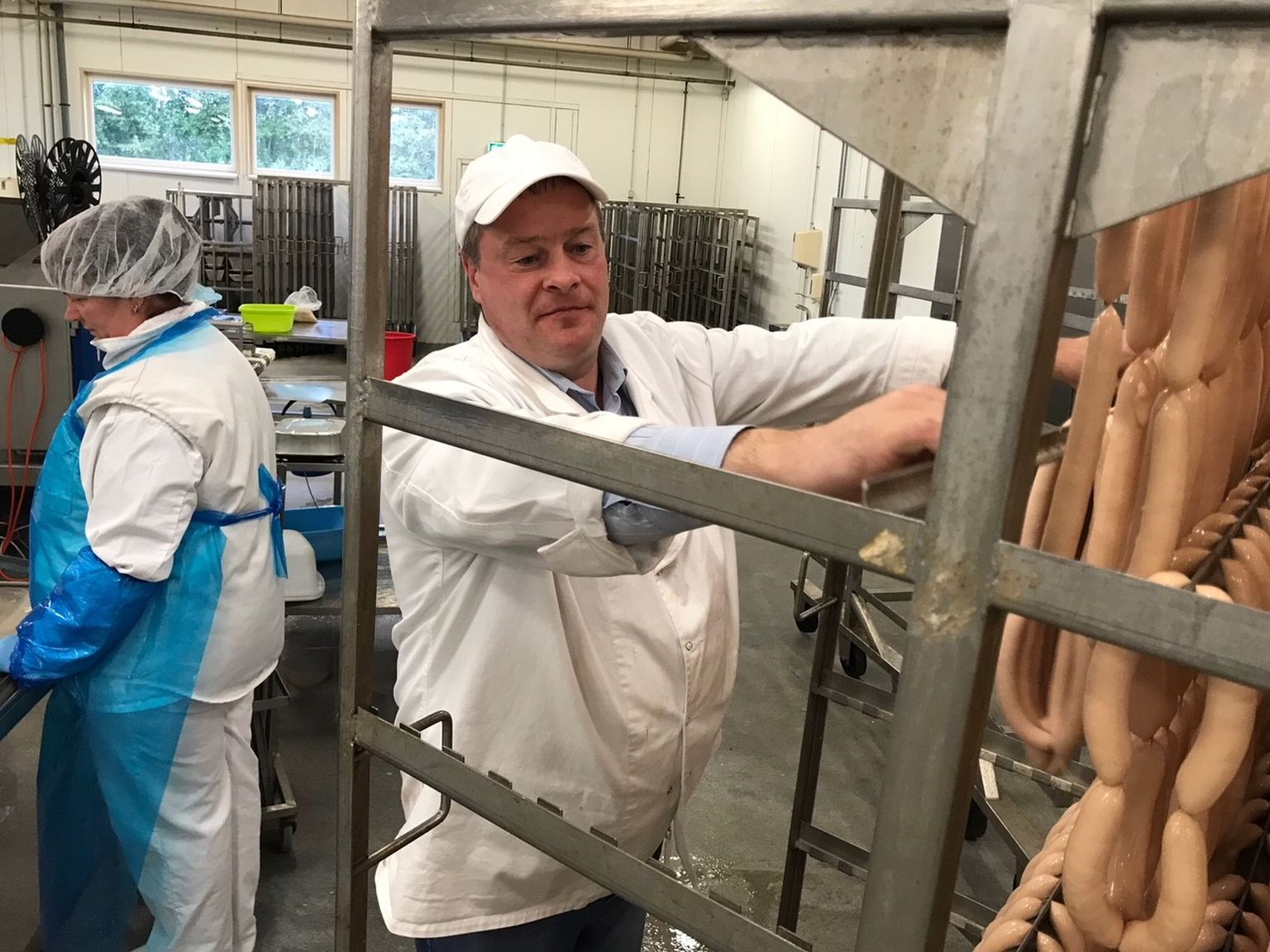 Ettevõtte tegevjuht Mairot Paks tutvustab tööstuse leivanumbriks olevaid lambasooles viinereid.