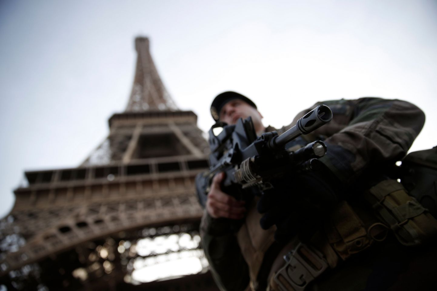 Prantsuse sõdur Eiffeli torni ees.