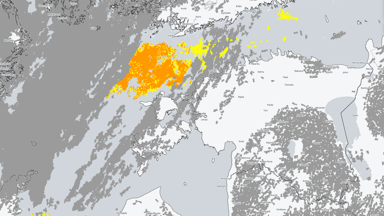 Rootsi meteroloogia ja hüdroloogia instituudi (SMHI) satelliit näitab, et sinivetikate põhimass asus eile veel Hiiumaast põhja pool avamerel.