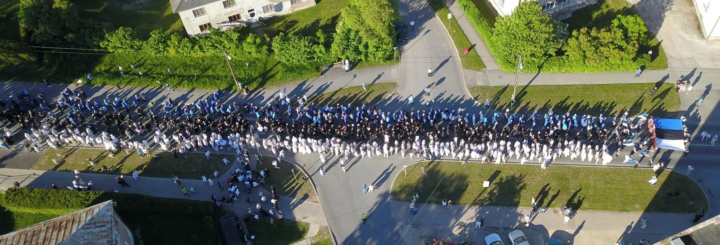 Põltsamaal sinimustvalge inimlipu moodustamiseks kogunenud ligi 1800 inimest lõid umbes 115 meetri pikkuse trikoloori.