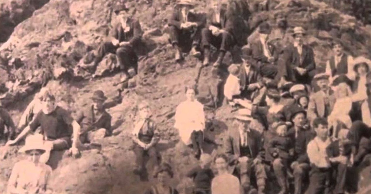 Kanadas 1917. aastal tehtu pilt. Väidetav ajarändur on fotol vasakul, valges kleidis ja kübaras naise taga