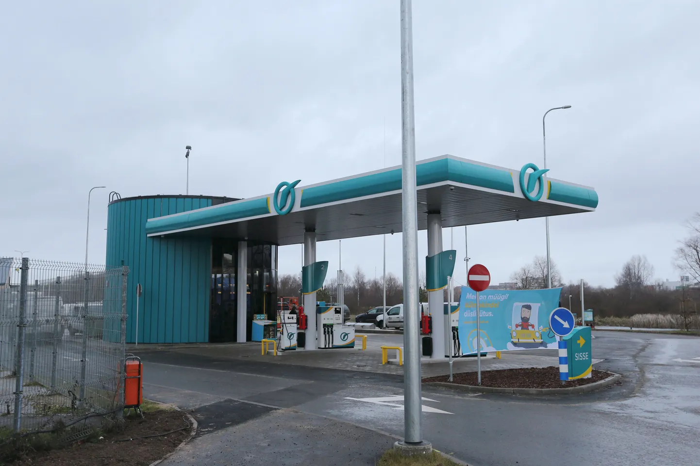 Pildil Tartu Terminali bensiinijaam Rebase tänaval.