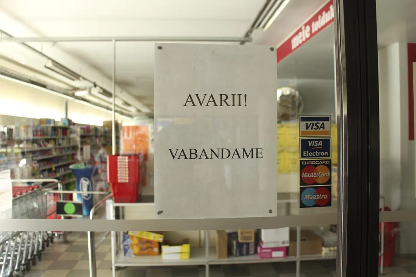 Leola ärikeskuse toidupoe uksed jäid eile tunniks suletuks.