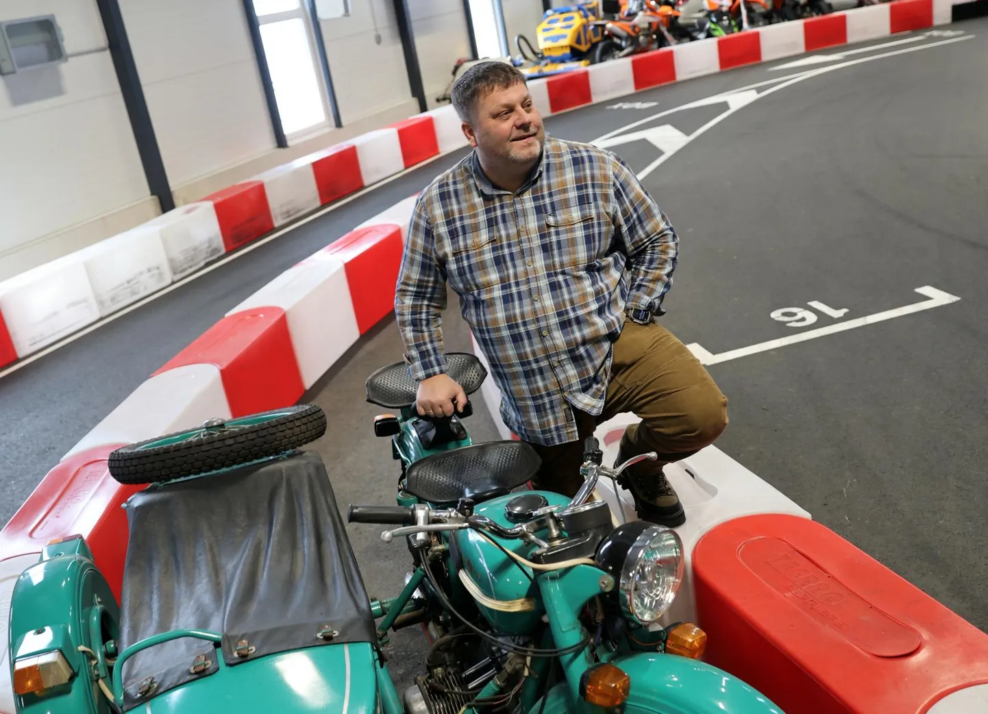 Kui kardid, krossirattad, kopad ja kombainid üle viskavad, pöördub Lange motokeskuse rajaja Lauri Roosiorg väärikas eas sõiduriistade poole. Neid on ettevõtjal sadakond, millest osa ääristab praegu kardihalli radu.