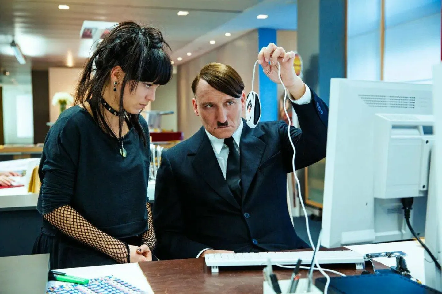 Kaader Timur Vermese samanimelise romaani ainetel valminud mängufilmist «Er ist wieder da» (2015, režissöör David Wnendt). Franziska Krömeier (Franziska Wulf) ja Adolf Hitler (Oliver Masucci).
