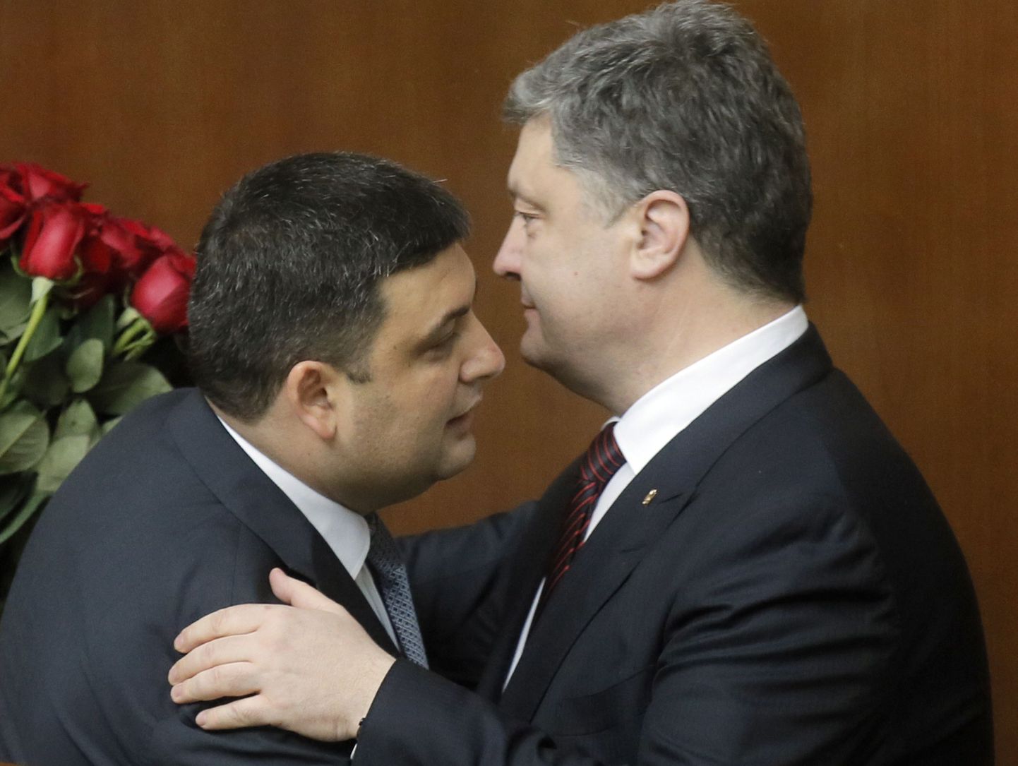 Ukraina president Petro Porošenko õnnitlemas värskelt ametisse nimetatud 
peaminister Volodõmõr Groismani.