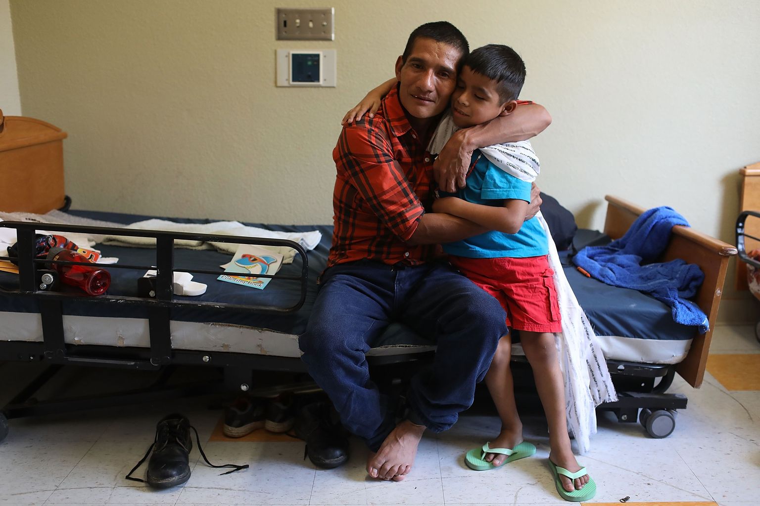 Guatemalast pärit Gonzalo kallistab oma poega kinnipidamisasutuses Texases. Nad olid eraldatud 63 päeva.