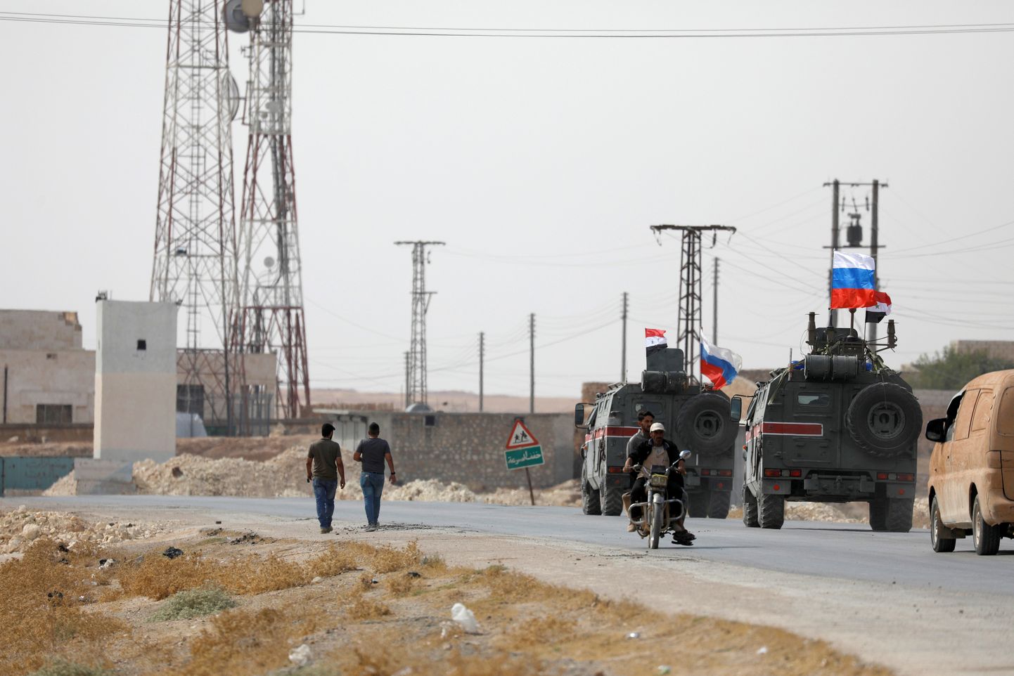 Militārais transports ar Krievijas un Sīrijas karogiem netālu no Menbižas Sīrijā.