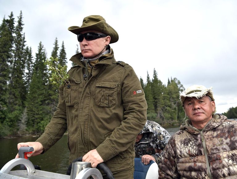 Putin ja Šoigu sõitmas paadiga Tõvas asuval veekogul.